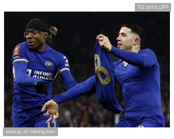 切尔西中路假动作配合制造射门角度